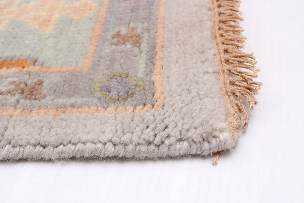 Modern Oushak rug, corner detail